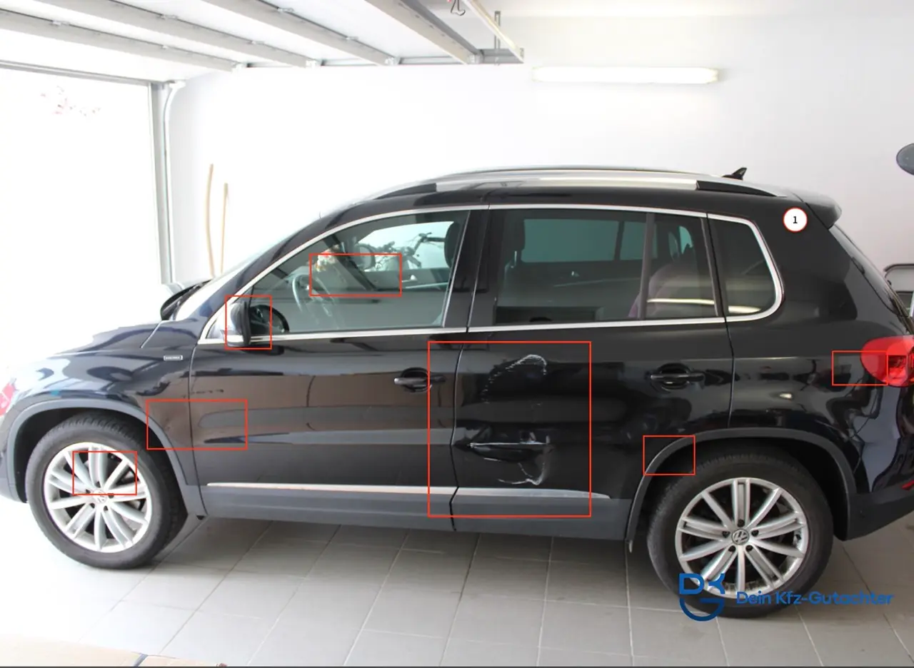 Schwarzer VW Tiguan, linke Seite, Schadstellen rot markiert