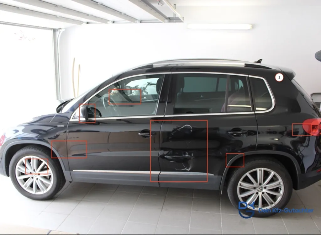Schwarzer VW Tiguan, linke Seite, Schadstellen rot markiert